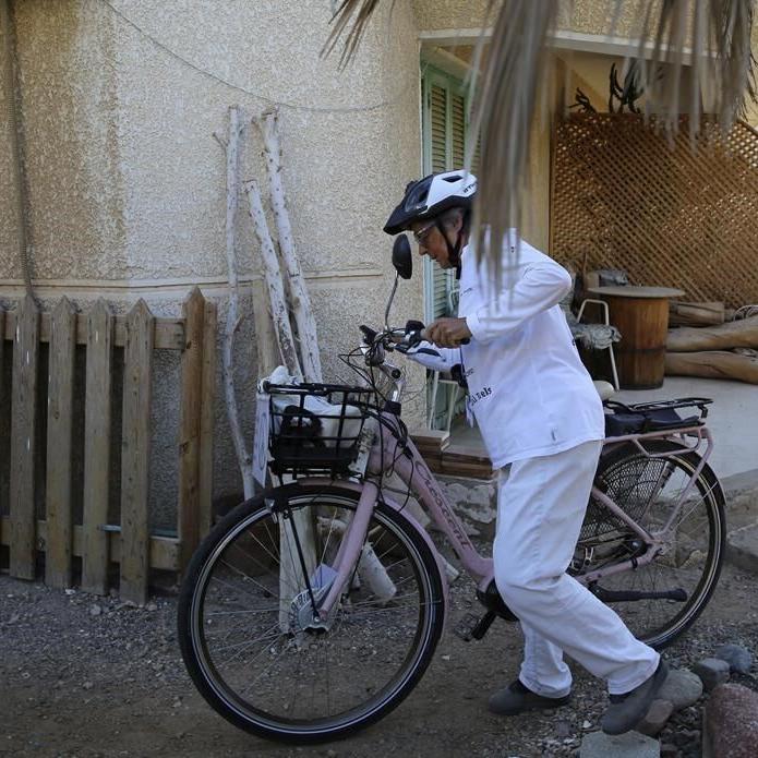 Swedish cyclist pedals to Egypt to raise climate awareness